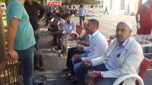 Görevlendirme yapılan Silvan Belediyesinden vatandaşlara aşure