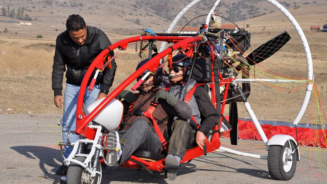 Görme engellilerin yamaç paraşütü keyfi