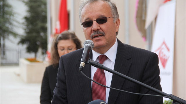 Gurbette kazandığı paralar kimsesiz çocuklara yuva oldu