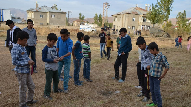 Yerde bulup oynamaya başladığı cismin patlaması üzerine Yüksekovada 3 çocuk yaralandı.
