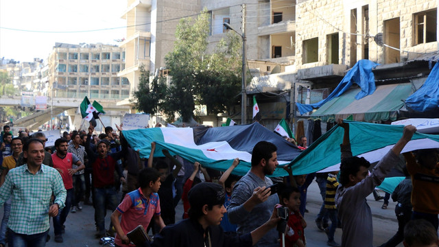 Halepliler rejimi ve Rusya'yı protesto etti