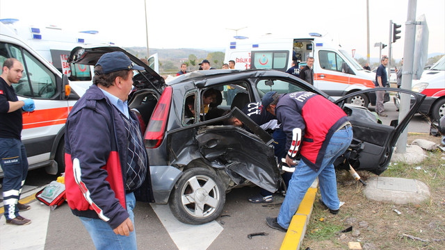 Hasta taşıyan ambulans kaza yaptı: 5 yaralı