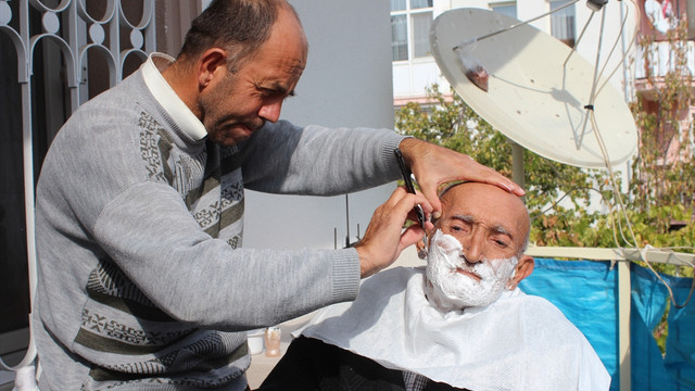 Hasta ve yaşlılara evde ücretsiz berber hizmeti
