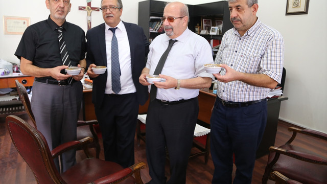 Hatay'da farklı inançlardan vatandaşlara aşure ikramı