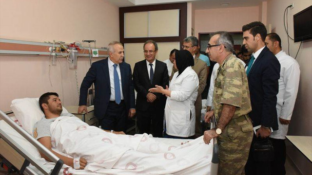 Hatay'daki terör operasyonunda yaralanan askere ziyaret