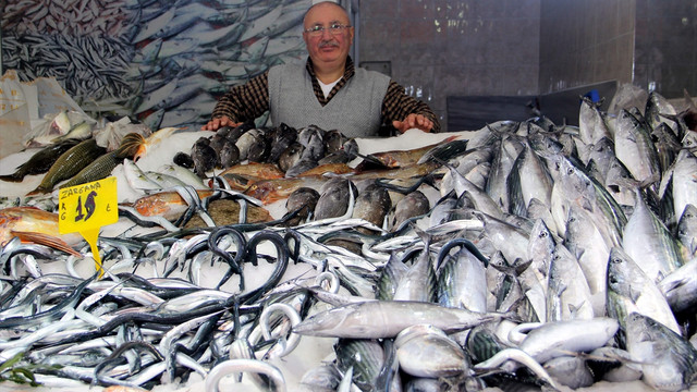 Hava şartları düzeldi, balıkçının yüzü güldü
