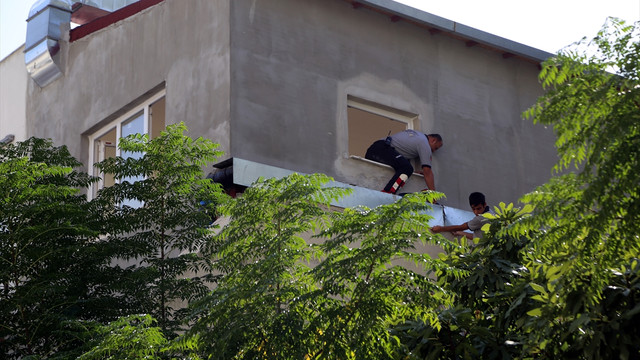 Havalandırma borusuna sıkışan kediyi itfaiye kurtardı