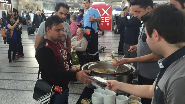 Havalimanında yolculara aşure ikramı