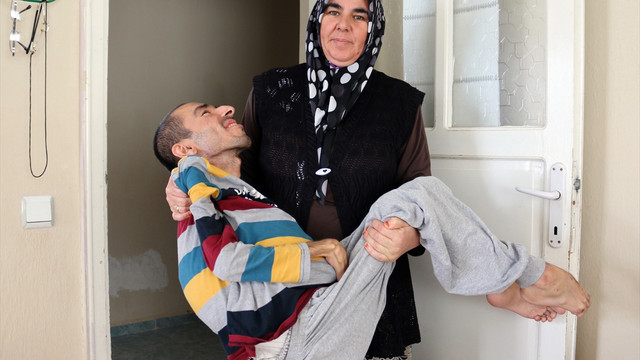 Hayatlarını kas hastası oğullarına adadılar