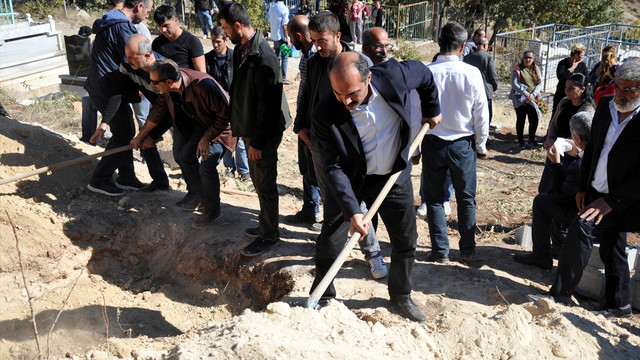 HDP'li milletvekilleri terörist cenazesine katıldı