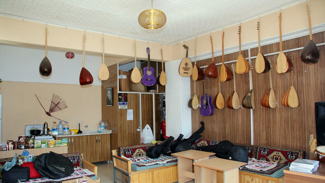 Hırsızlar akort yaptıkları bağlamayı çaldı