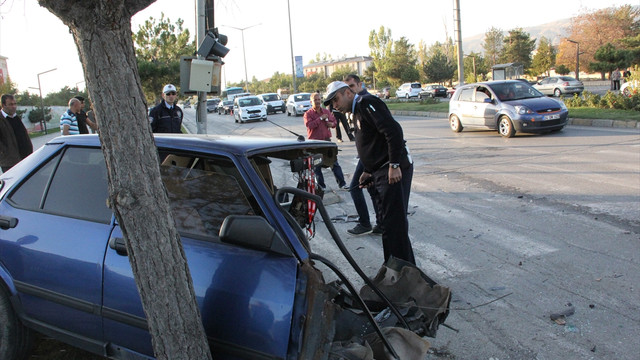 İkiye bölünen otomobilden şans eseri kurtuldu