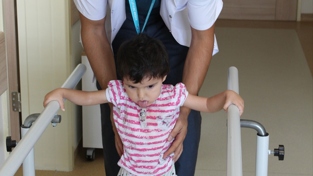 İlk adımlarını 3 yaşında yürüteçle atabildi