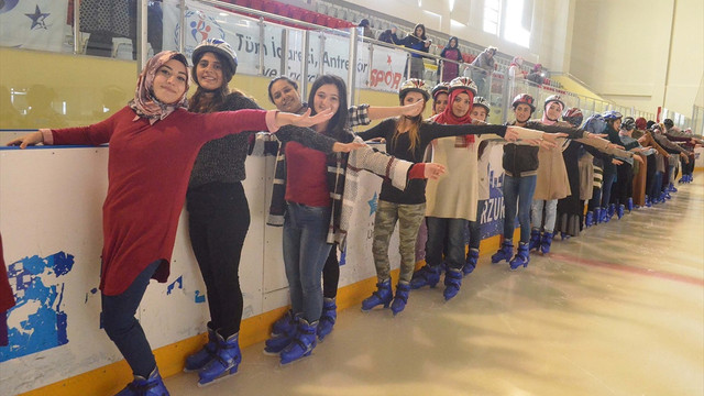 İlk kez buz pateni keyfini yaşadılar