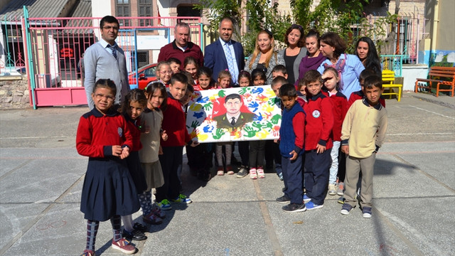 İlkokul öğrencilerinden Halisdemir'in ailesine anlamlı hediye