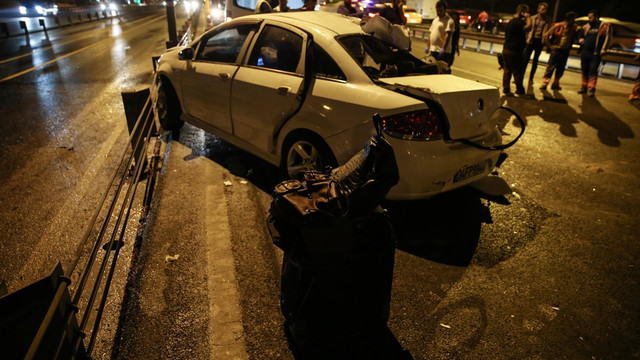 İstanbulda feci trafik kazası: 1 ölü, 4 yaralı