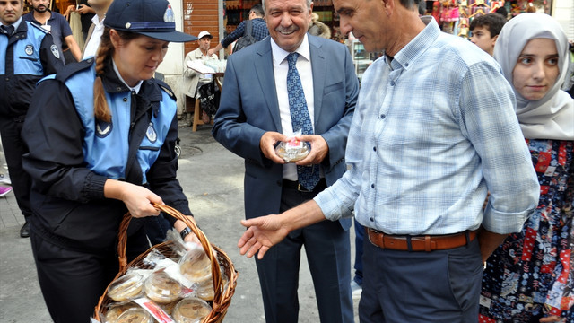 İstiklal Caddesi'nde aşure dağıtıldı