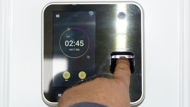 İzmir Büyükşehir Belediyesinin parmak iziyle giriş uygulamasına tepki