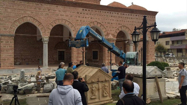 İznik'te zeytinlikte bulunan lahit açıldı