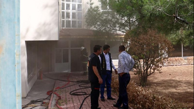 Kapatılan öğrenci yurdunda çıkan yangını itfaiye söndürdü