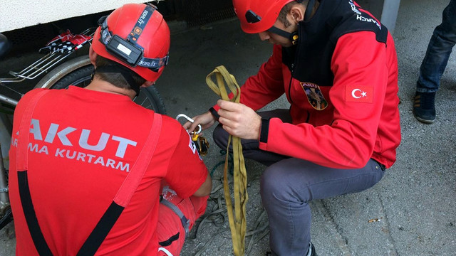 Kanalizasyona düşen kedi yavrusunu AKUT kurtardı