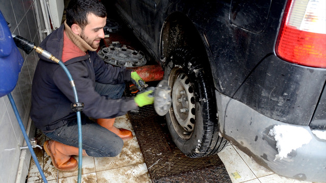 Kar yağışı oto lastikçilerine yaradı