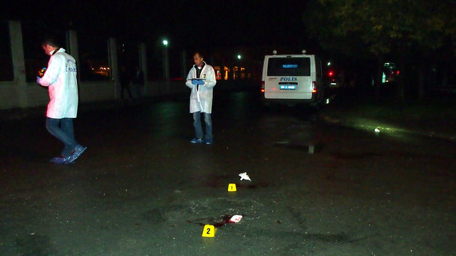 Kavgayı ayırmak isteyenleri bıçakladı: 2 yaralı