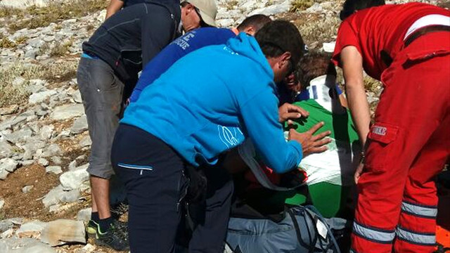 Kayalıklara düşen Alman paraşütçü kurtarıldı