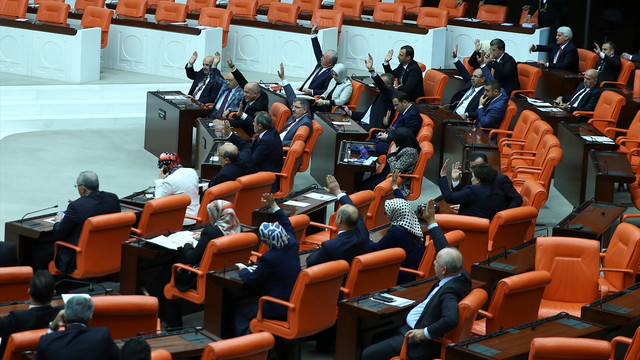 Ankara'nın Kazan ilçesinin adının Kahramankazan olarak değiştirilmesi ve 15 Temmuz'un Demokrasi ve Milli Birlik Günü adı altında resmi tatil ilan edilmesine dair kanun teklifi kabul edildi.