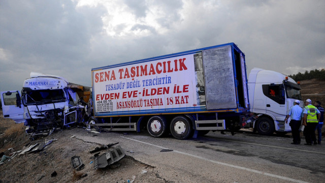 Kilis'te zincirleme kaza: 2 ölü, 4 yaralı