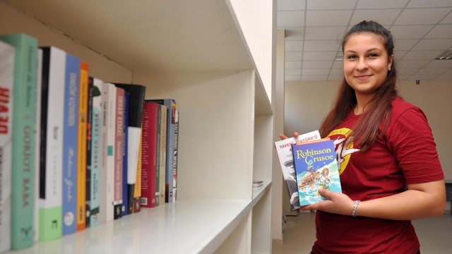 Kitap bağışı sayesinde hapis cezasından kurtuldu