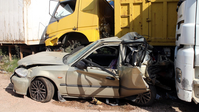 Kocaeli'de tır otomobile çarptı: 3 ölü