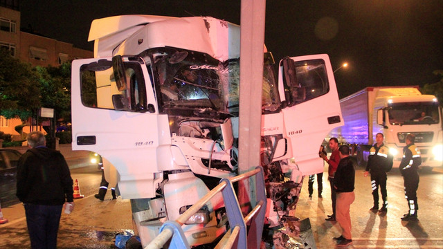 Kocaeli'de tır, yön tabelasının direğine çarptı