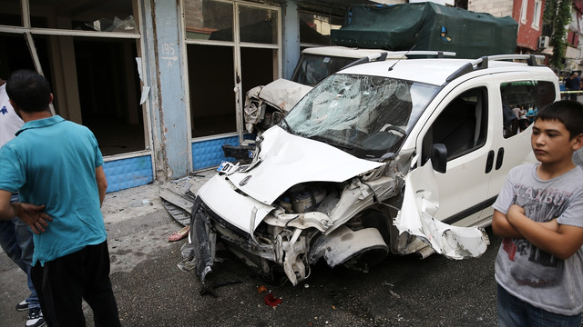 Kontrolden çıkan arabanın kaldırımdaki yayalara çarpmasıyla 1 çocuk hayatını kaybederken 3 kişi yaralandı