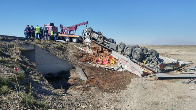 Konya'da devrilen tırın sürücüsü öldü