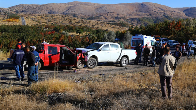 Konya'da iki kamyonet çarpıştı: 1 ölü, 4 yaralı