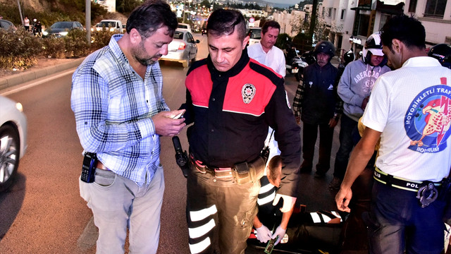 Köpeğe çarpan motorize polis ekibi yaralandı