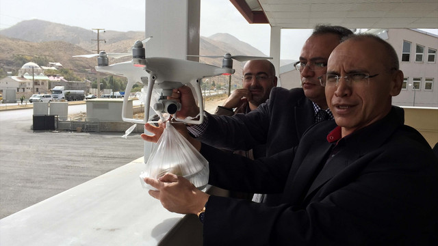 Koruculara drone ile tatlı ikramı