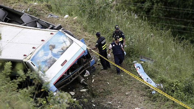 Yaşanan kaza sonrasında 12 kişinin hayatını kaybettiği Kosta Rikada 3 günlük yas ilan edildi