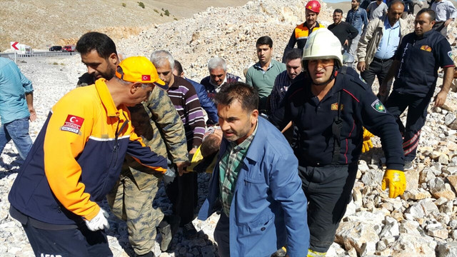 Malatyada otomobil şarampole devrildi: 7 kişi yaralandı