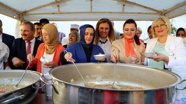 Mehteran eşliğinde aşure dağıtıldı