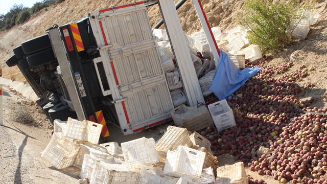 Mersin'de elma yüklü kamyon devrildi: 1 ölü