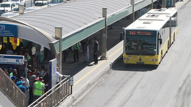 Silahlı saldırı sonucunda Beylikdüzü metrobüs durağı yakınında bulunan kafede 1 kişi ağır yaralandı