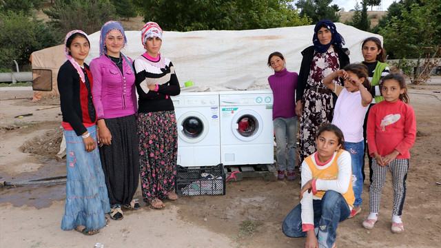 Mevsimlik tarım işçilerine çamaşır makinesi hediyesi