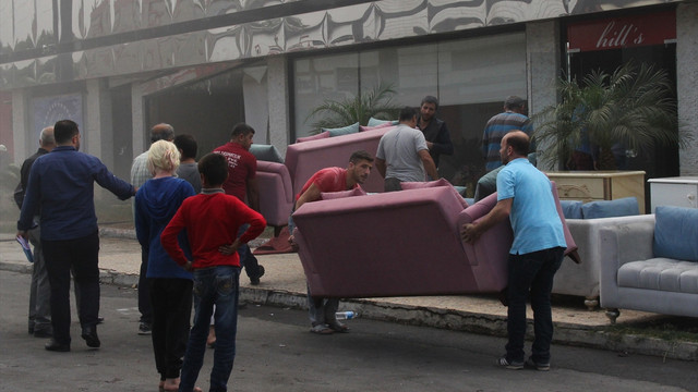 Mobilya deposunda yangın