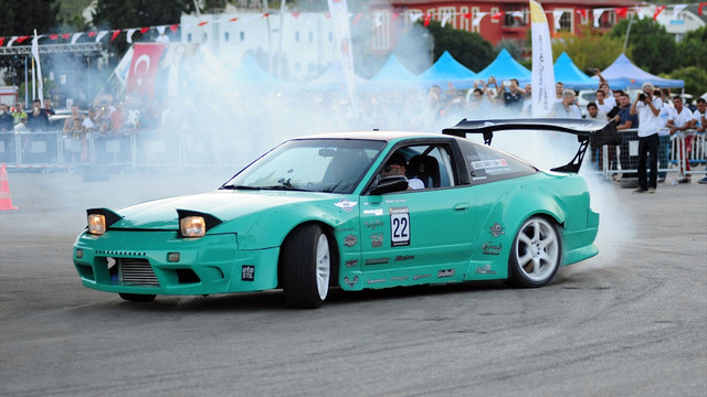 Modifiye araçlarla drift gösterisi