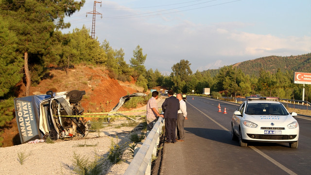 Muğla'da eşya yüklü kamyonet devrildi: 1 ölü, 2 yaralı