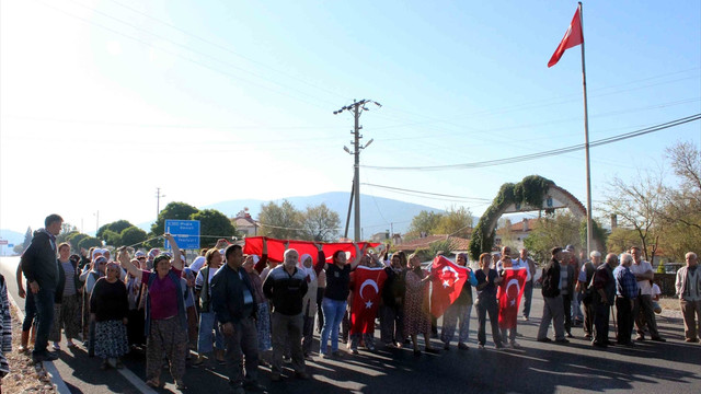 Muğla'da trafik kazası sonrası yol kapatma eylemi