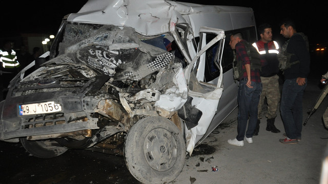 Muş'ta yolcu minibüsü traktörle çarpıştı: 14 yaralı