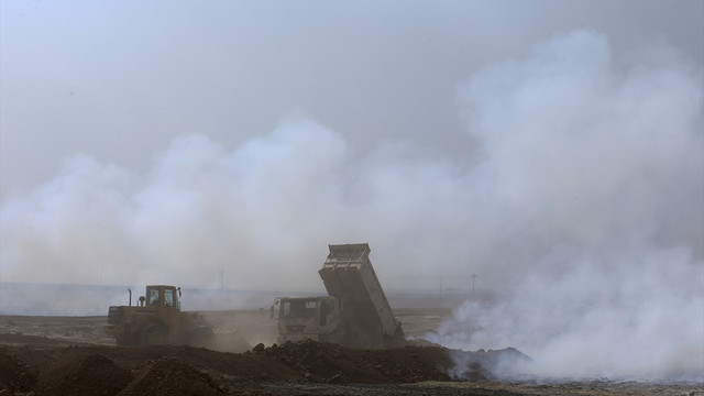 Musul'da zehir saçan kükürt tesisi yanmaya devam ediyor